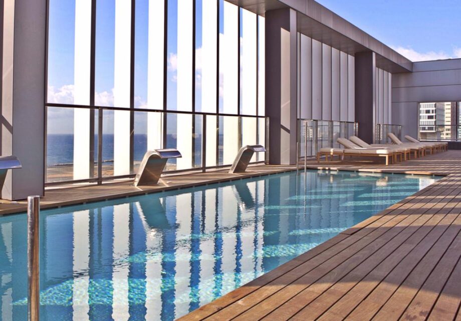 hoteles abierto en barcelona con terraza y piscina roof top